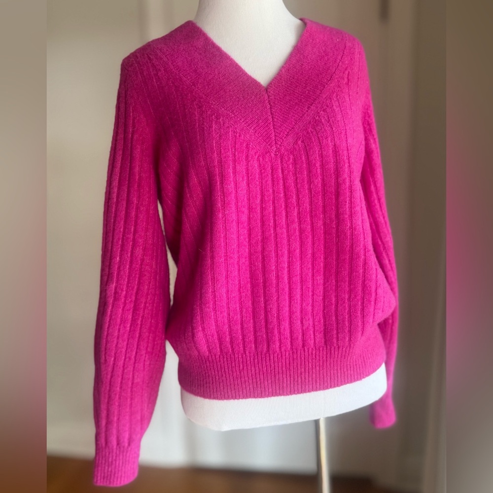 Banana Republic Cashmere Fuchsia V-Neck Sweater size small NWT $166 new